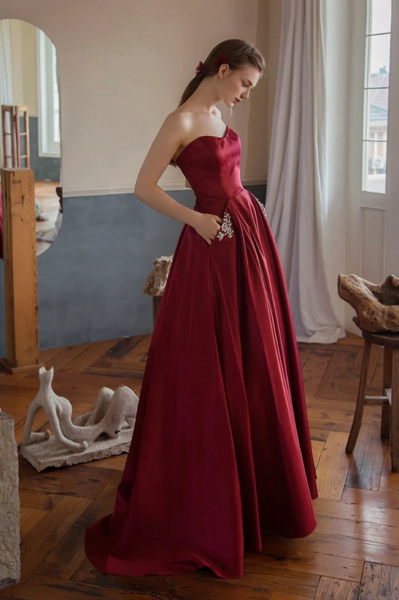 Robe de soirée longue en satin rouge, coupe trapèze, sans bretelles, longueur au sol / Boutique de robes de bal